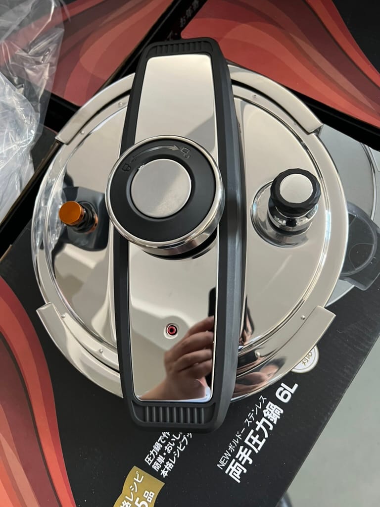 Safe and Healthy Stainless Steel Pressure Cooker Shiny stainless steel pressure cooker interior