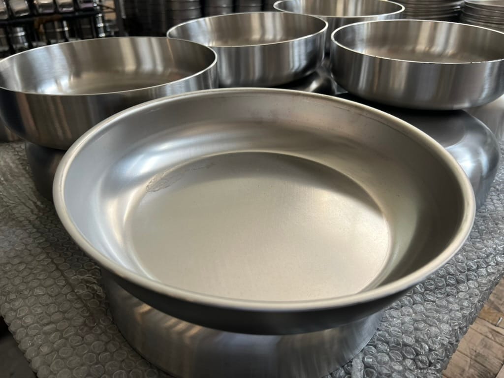 Diagram showing heat distribution in triply vs sandwich bottom pan